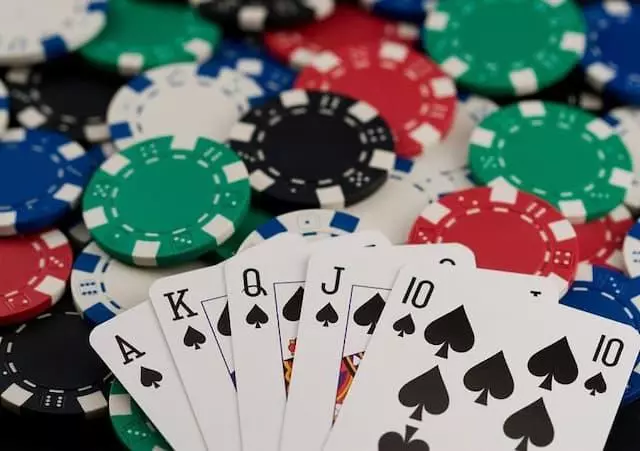 Trong Poker Thùng phá sảnh và Tứ quý, cái nào lớn hơn?